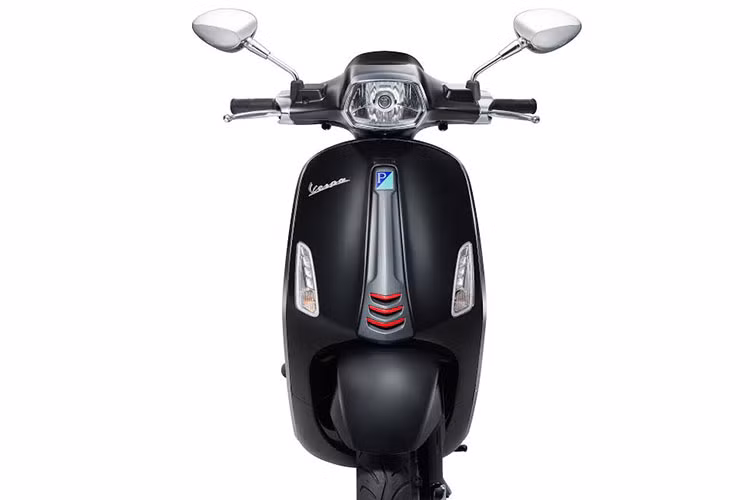 Xe sở hữu kích thước tổng thể không thay đổi so với phiên bản đang bán ra hiện nay. Với thiết kế với hân thép nguyên khối và các chi tiết đồng màu với điểm nhấn thiết kế tem thể thao màu đỏ, Vespa Sprint Carbon 2018 dành cho những khách hàng coi cuộc sống là một môn thể thao.