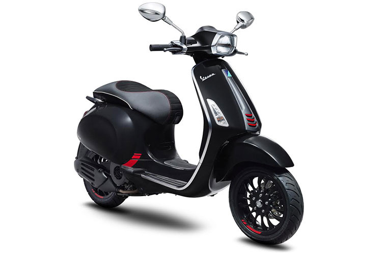 Có mặt tại thị trường xe máy Việt Nam từ năm 2014, mẫu xe tay ga Vespa Sprint được xem là thay thế cho dòng Vespa S trước đây. Xe có nhiều thiết kế giống với Primavera nhưng lại được thừa hưởng những chi tiết nam tính mạnh mẽ từ dòng Vespa S đình đám một thời.