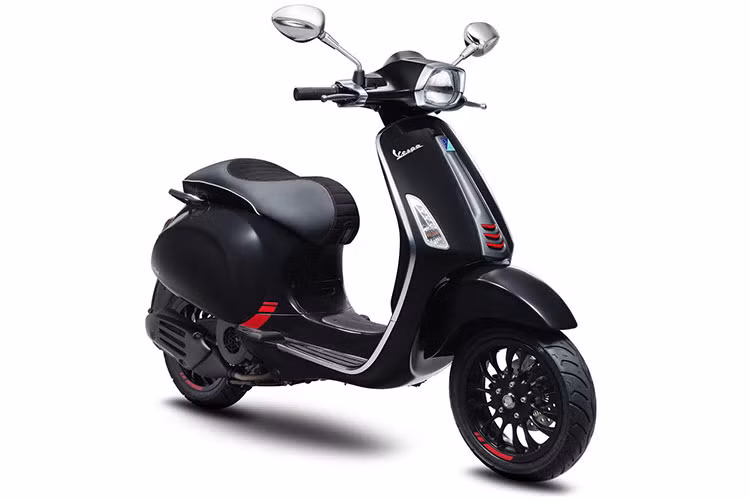 Có mặt tại thị trường xe máy Việt Nam từ năm 2014, mẫu xe tay ga Vespa Sprint được xem là thay thế cho dòng Vespa S trước đây. Xe có nhiều thiết kế giống với Primavera nhưng lại được thừa hưởng những chi tiết nam tính mạnh mẽ từ dòng Vespa S đình đám một thời.