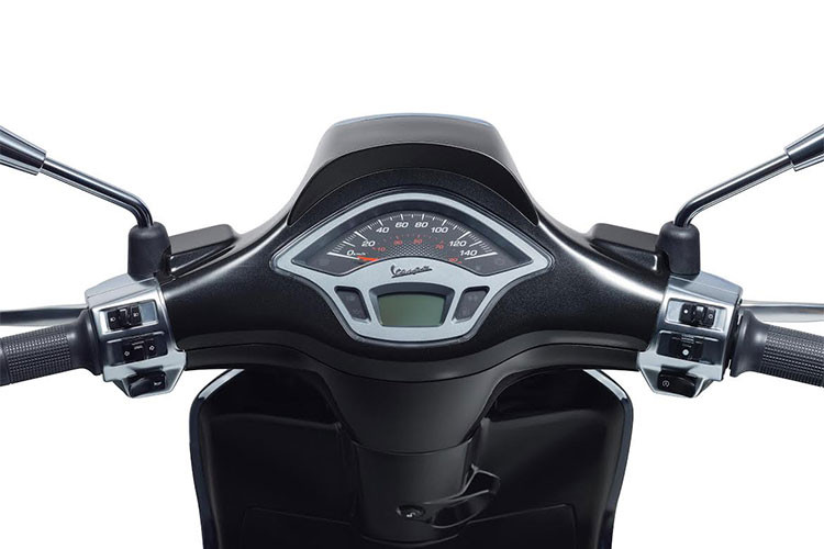 Vespa Sprint Carbon được xem là tuyên ngôn về thiết kế thanh lịch và vận hành mạnh mẽ của người Ý, chiếc xe mang đến niềm vui khi lái xe, biến mỗi ngày thành những chuyến đi bất tận của trải nghiệm và cảm xúc.