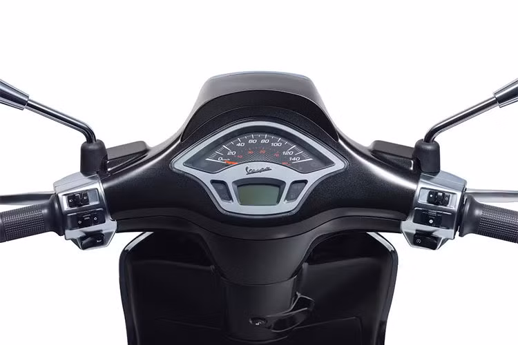 Vespa Sprint Carbon được xem là tuyên ngôn về thiết kế thanh lịch và vận hành mạnh mẽ của người Ý, chiếc xe mang đến niềm vui khi lái xe, biến mỗi ngày thành những chuyến đi bất tận của trải nghiệm và cảm xúc.