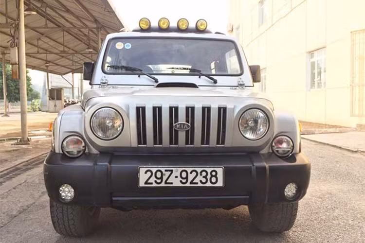 Mẫu xe SUV Kia Retona được hãng xe Hàn Quốc sản xuất từ năm 1998 đến 2003. Bề ngoài chiếc xe này mang kiểu dáng hầm hố khá giống dòng Jeep Wrangler của hãng xe Mỹ nhưng lại khá nổi tiếng ở Hàn Quốc do được phát triển để chở quân và trang bị vũ khí hạng nhẹ.