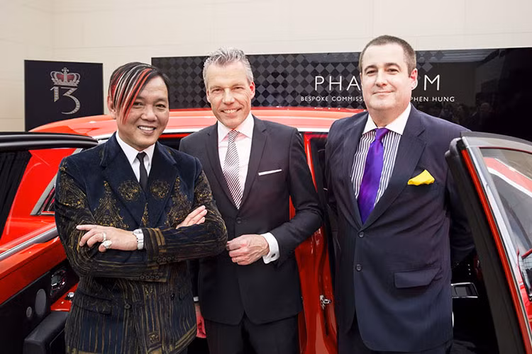 Theo chia sẻ từ Stephen Hung, 30 chiếc Rolls-Royce này được hệ thống khách sạn casino Louis XIII sử dụng để chuyên chở những khách hàng đẳng cấp cao đến nghỉ ngơi hoặc giải trí tại khách sạn – nơi những trò đỏ đen luôn diễn ra suốt 24 giờ trong ngày.