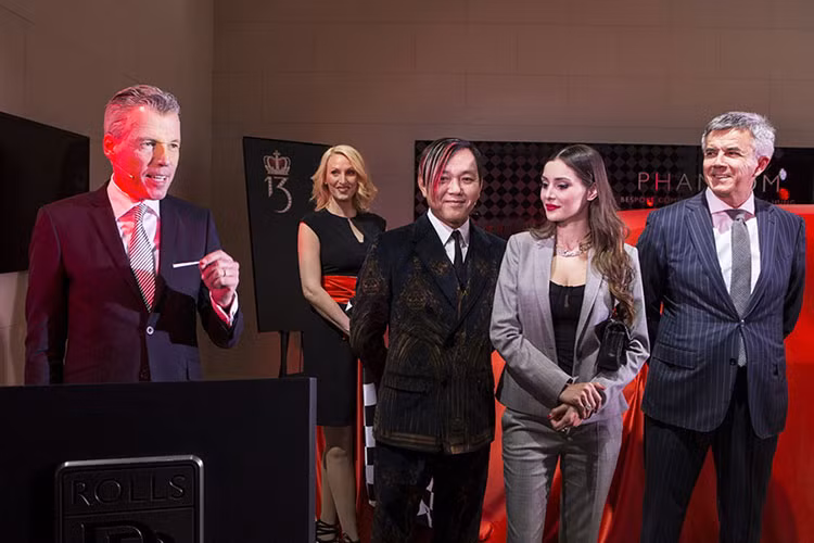 Theo như đại diện hãng siêu xe sang Rolls-Royce cho biết, tỷ phú Stephen Hung đã sẵn sàng lên kế hoạch cho đơn hàng tiếp theo để thay thế khi 30 chiếc xe này trở nên “quen” mắt với khách hàng.