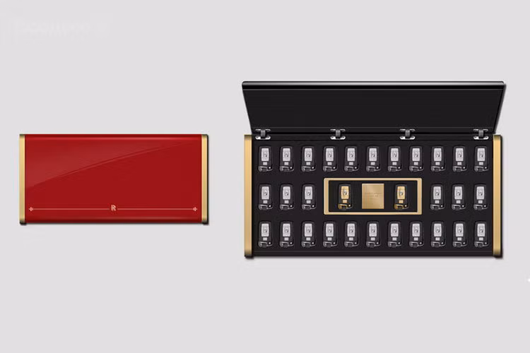 Những chi tiết cá nhân hóa khác xuất hiện trên chiếc Phantom EWB này bao gồm tủ lạnh nằm giữa ghế sau có thể kéo ra và đẩy vào, cửa xe sẽ có thêm các ngăn chứa cốc và khăn giấy, một bàn ăn nhỏ phía sau và cuối cùng là bầu trời sao trên trần xe với 1.360 bóng đèn nhỏ li ti...