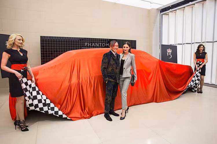Tại Geneva Motor Show 2016, khách tham quan không khỏi kinh ngạc trước vẻ đẹp khó cưỡng của siêu xe sang Rolls-Royce Phantom LWB Louis XIII. Đây là chiếc xe đầu tiên trong số 30 chiếc Rolls-Royce đặc biệt dành riêng cho tỷ phú casino Ma Cao, ông Stephen Hung.