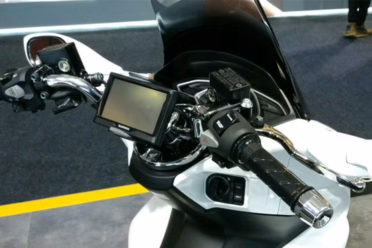 Là mẫu xe mang phong cách Touring nên Honda PCX 150, ngoài hệ thống đồng hồ như trên phiên bản thường, xe còn được trang bị thêm hệ thống định vị dẫn đường GPS với màn hình cảm ứng lớn bố trí sát tay lái.