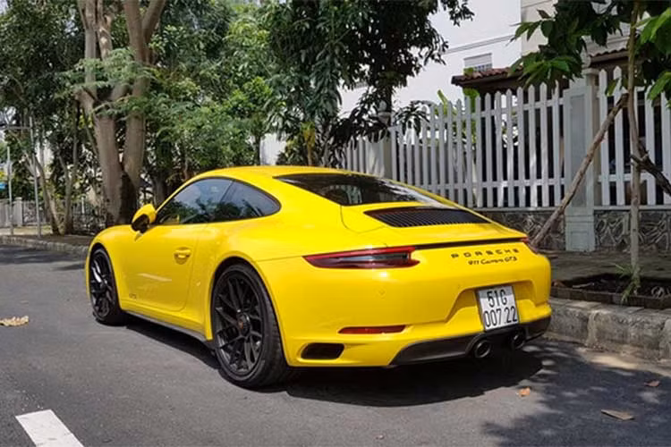 Sau khi hoàn thành đăng kí, đăng kiểm ra biển trắng Sài Gòn, giá trị của xe tăng lên gần thành 9,4 tỷ đồng. Được biết, chủ nhân của siêu xe nhà Porsche này cũng là một người cực kì yêu thích dòng xe 911. Trước khi mua chiếc Carrera GTS 2017, nhà sưu tập này cũng đã kịp tậu cho mình một chiếc 911 khác mạnh và đắt hơn, đó là bản Turbo S Coupe.