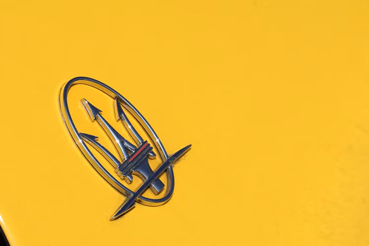 Phiên bản Maserati GranTurismo MC Sportline chính hãng đầu tiên xuất hiện tại thị trường Việt Nam mang ngoại thất vàng óng đi kèm với nhiều tiết thể thao như cánh lướt gió phía trước, bên hông, đuôi xe và vỏ gương được làm bằng vật liệu sợi carbon siêu nhẹ.