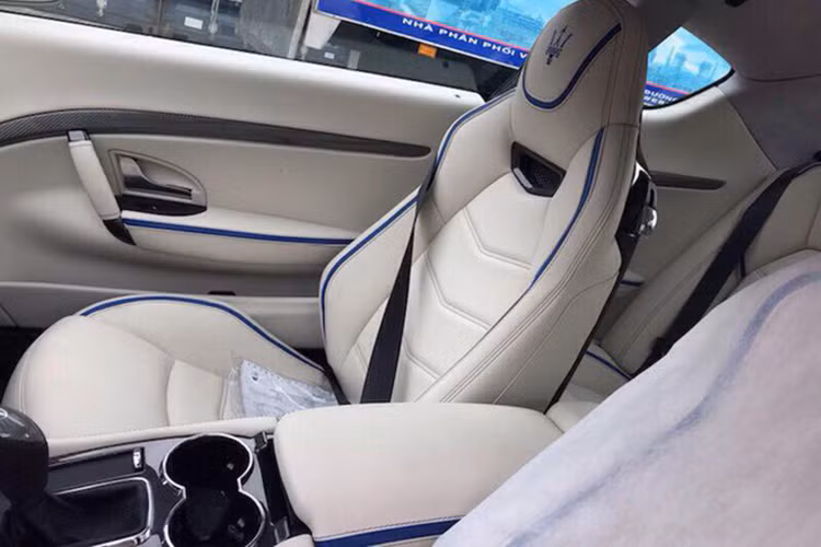 Xe sở hữu vô lăng thể thao 3 chấu bọc da với nhiều nút bấm tiện ích mới, phía sau tay lái là lẫy chuyển số nhanh. GranTurismo MC Sportline có hai cửa lớn và bốn chỗ ngồi. Trong khi hàng ghế đầu khá thoải mái thì hàng ghế sau phù hợp với trẻ em hoặc những người có chiều cao vừa phải.