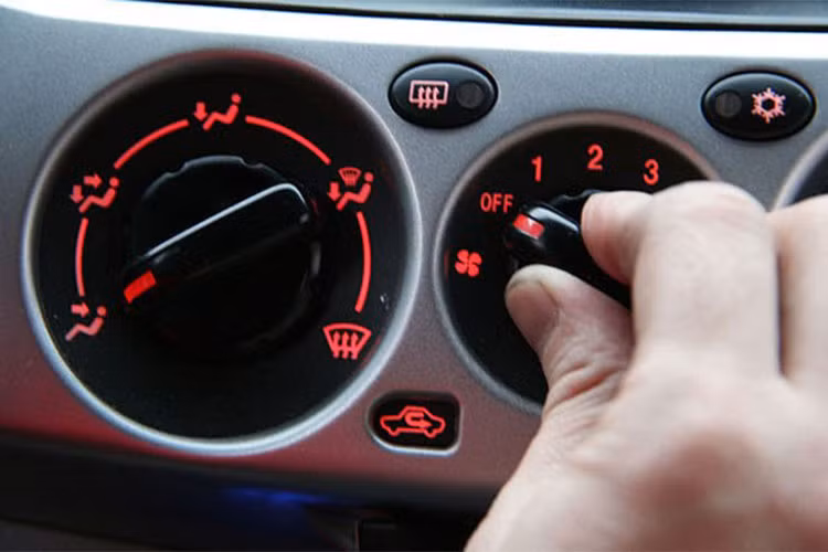 Khi xe chưa nổ máy mà bật điều hoà xe ôtô ngay thì ắc quy sẽ phải hoạt động để chạy quạt gió. Tình trạng này xảy ra thường xuyên thì tuổi thọ của ắc quy sẽ giảm rất nhanh. Khi tắt máy mà chưa tắt điều hòa thì ắc quy cũng sẽ bị ảnh hưởng do phải chịu tải đột ngột.