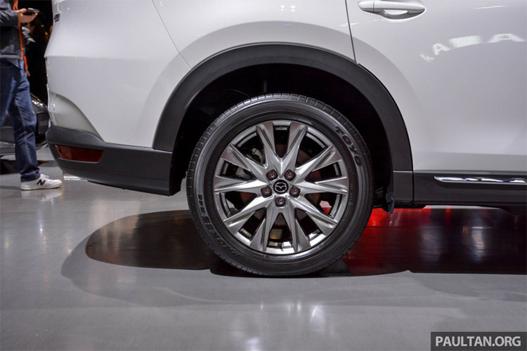 Một điểm mới nữa trên mẫu xe Mazda CX-8 phiên bản 2018 mới này chính là khoang hành lý của xe có sức chứa 239 lít, nếu gập hàng ghế thứ 3 xuống thì tổng khối lượng được nâng lên tới 572 lít. Xe được trang bị hai ống xả và bộ mâm 5 chấu kép thiết kế đẹp mắt, mạ crom sáng bóng.