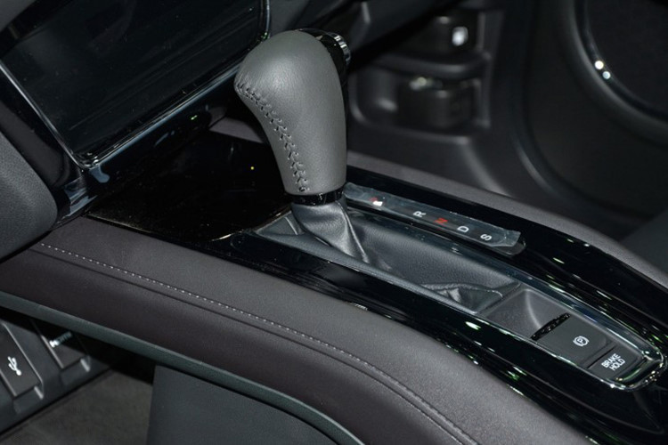 Mọi phiên bản của xe đều được trang bị sẵn hệ thống hỗ trợ leo dốc, ổn định điện tử, đo áp suất lốp trong khi 2 phiên bản cao cấp EX và EX-L Navi còn có hệ thống kiểm soát làn đường Honda Lane Watch - ngoài ra còn có điều khiển điều hòa tự động cảm ứng, tính năng an toàn ABS, EBD, hỗ trợ khởi hành ngang dốc, isofix, VSA, 2 túi khí phía trước, hệ thống âm thanh 4 hoặc 6 loa cho bản cao cấp.