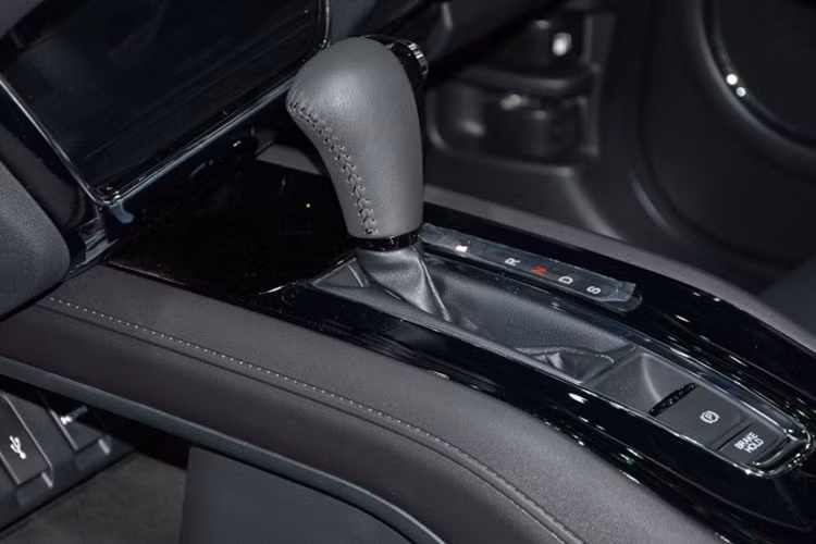 Mọi phiên bản của xe đều được trang bị sẵn hệ thống hỗ trợ leo dốc, ổn định điện tử, đo áp suất lốp trong khi 2 phiên bản cao cấp EX và EX-L Navi còn có hệ thống kiểm soát làn đường Honda Lane Watch - ngoài ra còn có điều khiển điều hòa tự động cảm ứng, tính năng an toàn ABS, EBD, hỗ trợ khởi hành ngang dốc, isofix, VSA, 2 túi khí phía trước, hệ thống âm thanh 4 hoặc 6 loa cho bản cao cấp.