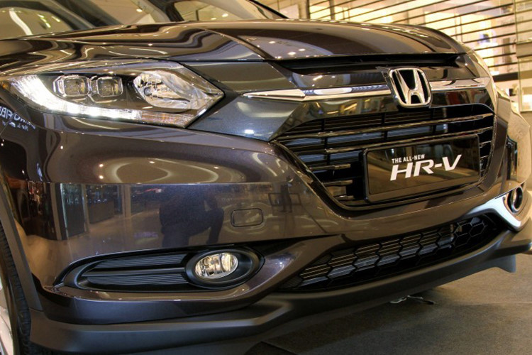 Thân của HR-V có "phom" khá giống chiếc Fit của Honda hiện tại. Khoảng sáng gầm xe cũng được nâng cao theo đúng phong cách crossover. Ngoài ra, phần đầu của HR-V được Honda cố tạo dáng theo “môtip” hình chữ X khiến chiếc xe trông hiện đại. So với chiếc CR-V lớn hơn, HR-V trông nổi bật, trẻ trung và đậm chất thể thao.