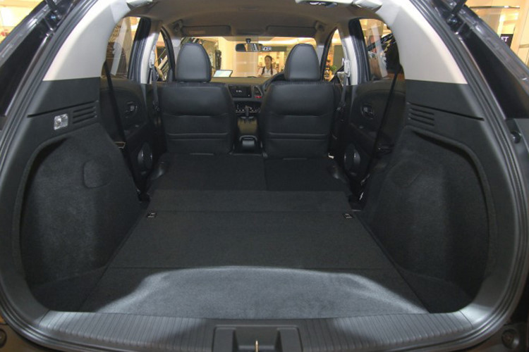 Mặc dù là một mẫu xe SUV cỡ nhỏ, tuy nhiên khoang hành lý của xe có thể tích đứng đầu phân khúc với 437 lít, so với "đối thủ" cùng phân khúc là EcoSport nó hơn tới 40 lít. Nếu gập hàng ghế sau của HR-V lại hoàn toàn, thể tích khoang hành lý sẽ lên tới 1032 lít, bỏ xa EcoSport tới 327 lít.