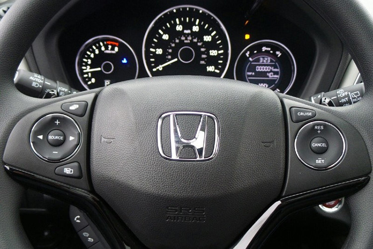 Bảng táp-lô của HR-V 2018 được làm từ nhựa mềm và có thiết kế đơn giản nhưng trực quan, vô lăng đa dạng các phím bấm. Tuy nhiên, những khe thổi gió của hệ thống điều hoà bên phía hành khách ngồi ghế trước quá dài, khiến hơi lạnh thổi quá nhiều vào hành khách ngồi trước.