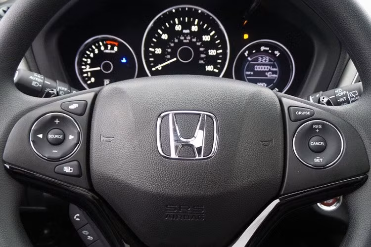 Bảng táp-lô của HR-V 2018 được làm từ nhựa mềm và có thiết kế đơn giản nhưng trực quan, vô lăng đa dạng các phím bấm. Tuy nhiên, những khe thổi gió của hệ thống điều hoà bên phía hành khách ngồi ghế trước quá dài, khiến hơi lạnh thổi quá nhiều vào hành khách ngồi trước.