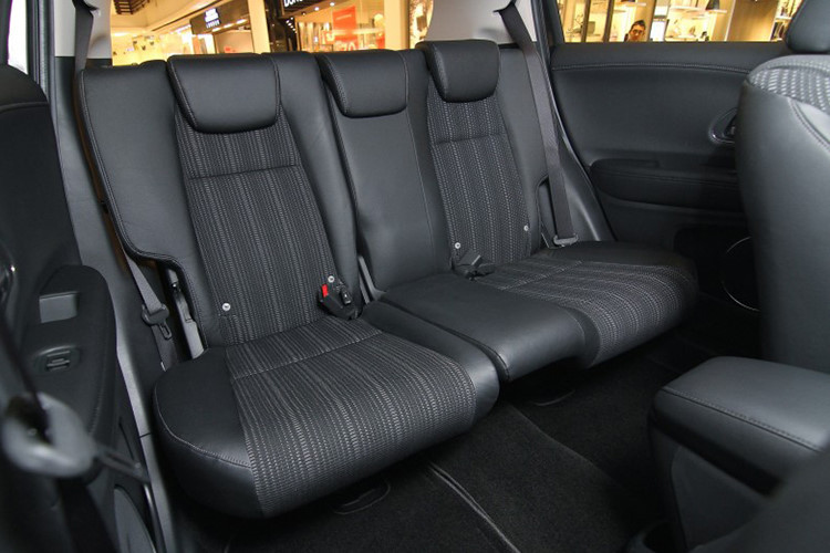 Nằm ở phân khúc giá rẻ nên HR-V sẽ chỉ có các ghế ngồi được bọc nỉ và không sở hữu cửa gió độc lập cho hàng ghế ngồi phía sau. Chiếc xe cũng thừa hưởng các ghế ngồi có thể sắp xếp rất linh hoạt từ Fit khi không chỉ có khả năng gập lưng mà còn có thể gập được mặt ghế lên, cũng như ghế trước có thể ngửa phẳng nếu tháo tựa đầu.