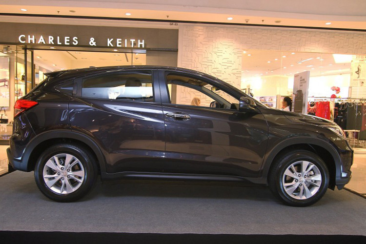 Mẫu xe SUV cỡ nhỏ Honda HR-V được phát triển dựa trên khung sườn của 2 người anh em Honda City và Jazz, nhưng có chiều dài cơ sở lớn hơn, kích thước 2.610 mm, dài hơn City 10 mm và dài hơn Jazz 80 mm. Với thiết kế 1 chiếc SUV, HR-V cao hơn hẳn so với 2 người anh em.