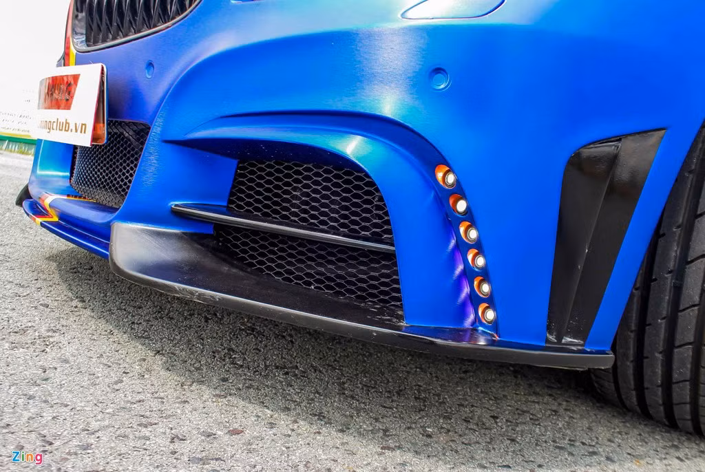 Cản trước được cắt xẻ khá táo bạo, tạo không gian cho phần cửa hút khí làm mát động cơ. Dải đèn LED chiếu sáng ban ngày đặt dọc cản trước. 