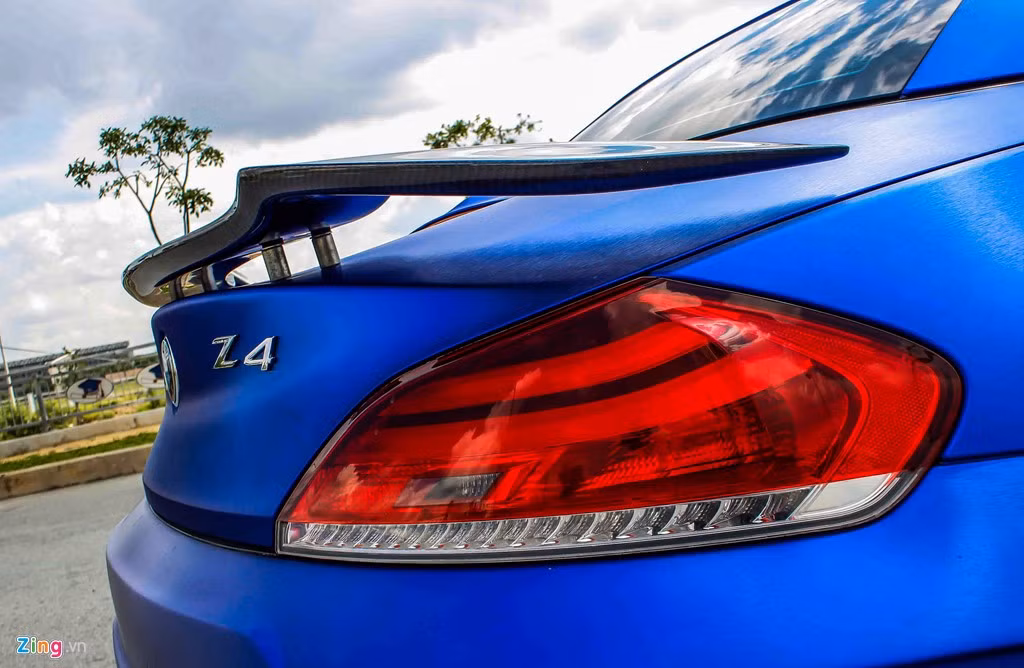 Đuôi cá carbon là món phụ kiện nổi bật nhất trong gói độ của hãng Tommy Kaira. Cánh gió này có tác dụng tăng lực ép xuống mặt đường khi xe chạy tốc độ cao.