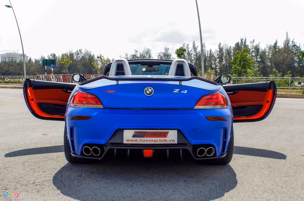 Phía sau của chiếc xe ôtô thể thao thương hiệu Đức được thay pô thể thao kiểu F1, cho tiếng nổ hậu lớn mỗi lần giảm ga.