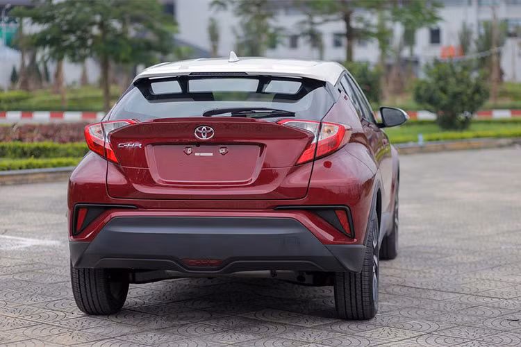 Đầu xe với cản trước “hầm hố” cùng logo đặt chính giữa, đèn pha sắc cạnh, mang "hơi thở" từ mẫu xe đàn anh RAV4. Bên trong sử dụng bóng pha projector và đèn chiếu sáng ban ngày LED. Ở phía sau, cụm đèn hậu mang phong cách khá giống với chiếc Civic của Honda, cản sau lớn, nắp ca-pô nhô cao.