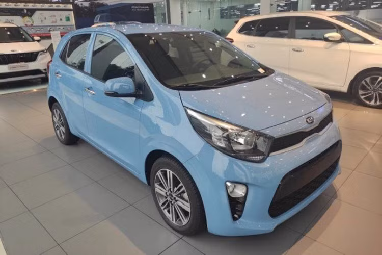 Nếu so sánh về giá, Kia Morning AT Premium có giá ngang Hyundai Grand i10 bản số sàn và rẻ hơn 16 triệu đồng khi đứng cạnh VinFast Fadil bản tiêu chuẩn. Điều này giúp KIA Morning cạnh tranh tốt hơn và có thể cùng Hyundai Grand i10 phân chia ngôi đầu bảng trong thời gian tới, khi Fadil rút chân khỏi thị trường ôtô Việt.