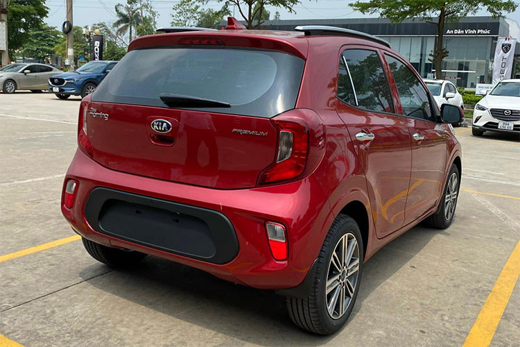 Các trang bị ngoại thất của Kia Morning 2022 giá rẻ không có sự thay đổi. Xe vẫn sử dụng đèn pha bật/tắt tự động, bộ mâm 15 inch, gương chiếu hậu chỉnh điện và tay nắm cửa có chức năng mở rảnh tay. Ngoài ra, mẫu xe hạng A của KIA còn có thêm cảm biến lùi và camera lùi.