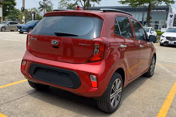 Các trang bị ngoại thất của Kia Morning 2022 giá rẻ không có sự thay đổi. Xe vẫn sử dụng đèn pha bật/tắt tự động, bộ mâm 15 inch, gương chiếu hậu chỉnh điện và tay nắm cửa có chức năng mở rảnh tay. Ngoài ra, mẫu xe hạng A của KIA còn có thêm cảm biến lùi và camera lùi.