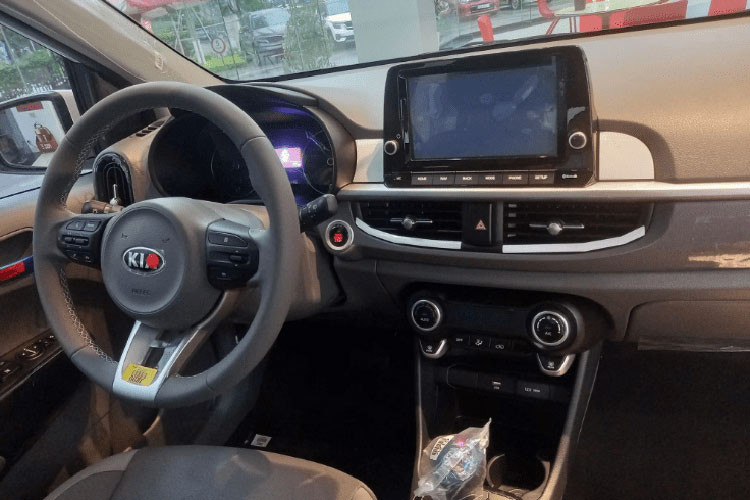 Bên dưới nắp ca-pô của hai phiên bản mới sẽ vẫn là khối động cơ 1.25L, sản sinh công suất tối đa 83 mã lực, mô-men xoắn tối đa 120 Nm. Khối động cơ này kết hợp với hộp số tự động 4 cấp cùng hệ dẫn động cầu trước.