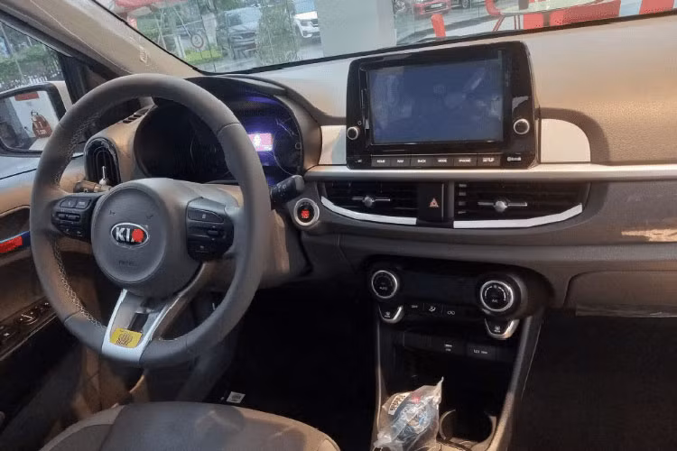 Bên dưới nắp ca-pô của hai phiên bản mới sẽ vẫn là khối động cơ 1.25L, sản sinh công suất tối đa 83 mã lực, mô-men xoắn tối đa 120 Nm. Khối động cơ này kết hợp với hộp số tự động 4 cấp cùng hệ dẫn động cầu trước.