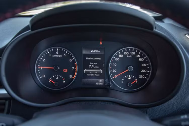 Bản Kia Morning 2022 AT Premium sử dụng điều hòa tự động 1 vùng, còn bản AT tiêu chuẩn sử dụng điều hòa chỉnh cơ. Hàng ghế trước có bệ tỳ tay. Bản cấp thấp không sử dụng vô lăng bọc da. Đồng hồ lái cơ học kết hợp cùng màn hình đơn sắc.