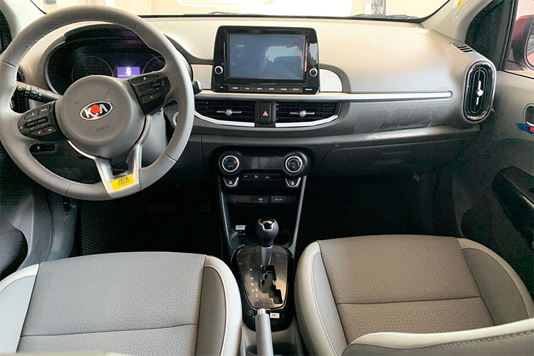 Khoang lái của hai bản Kia Morning AT 2022 mới sử dụng ghế ngồi bọc da. Trên bảng táp-lô tích hợp màn hình giải trí 8 inch và đề nổ bằng nút bấm. Những chi tiết này cũng xuất hiện bên trong 2 phiên bản X-Line và GT-Line ra mắt trước đó.