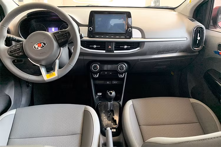 Khoang lái của hai bản Kia Morning AT 2022 mới sử dụng ghế ngồi bọc da. Trên bảng táp-lô tích hợp màn hình giải trí 8 inch và đề nổ bằng nút bấm. Những chi tiết này cũng xuất hiện bên trong 2 phiên bản X-Line và GT-Line ra mắt trước đó.