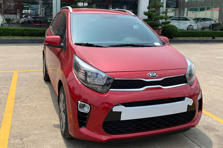 So với hai phiên bản ra mắt hồi tháng 11/2020, hai bản mới có khá nhiều điểm nhận dạng riêng biệt. Cản trước/sau và ốp hông trông "hiền hòa" hơn. Đèn sương mù được đặt ở vị trí cao hơn. Đèn pha halogen dạng chóa không tích hợp đèn LED ban ngày. Bản tiêu chuẩn AT không có giá nóc.