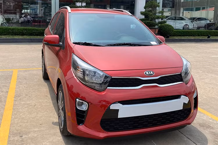 So với hai phiên bản ra mắt hồi tháng 11/2020, hai bản mới có khá nhiều điểm nhận dạng riêng biệt. Cản trước/sau và ốp hông trông "hiền hòa" hơn. Đèn sương mù được đặt ở vị trí cao hơn. Đèn pha halogen dạng chóa không tích hợp đèn LED ban ngày. Bản tiêu chuẩn AT không có giá nóc.