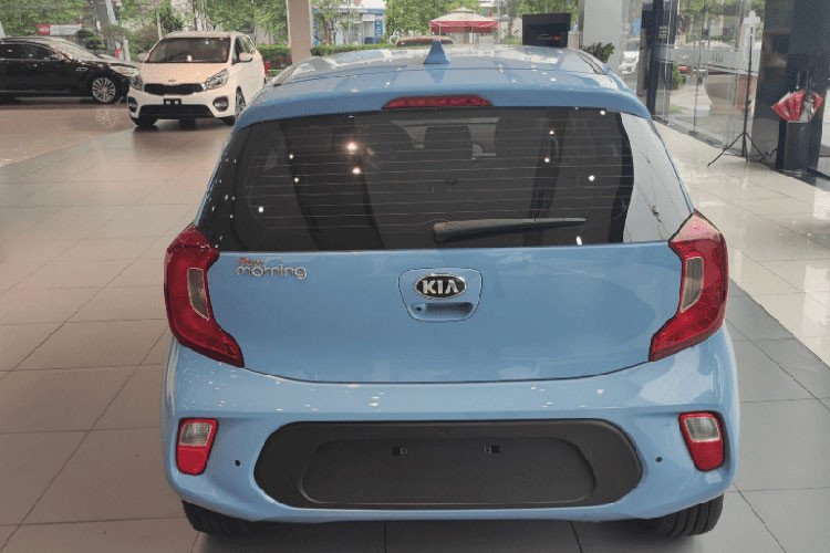 Xét về tính năng an toàn, bản AT Premium có trang bị tương đương hai bản cao cấp với đầy đủ phanh ABS, hỗ trợ khởi hành ngang dốc, cân bằng điện tử, cảm biến lùi, 2 túi khí và camera lùi. Bản AT không có cân bằng điện tử, hỗ trợ khởi hành ngang dốc.