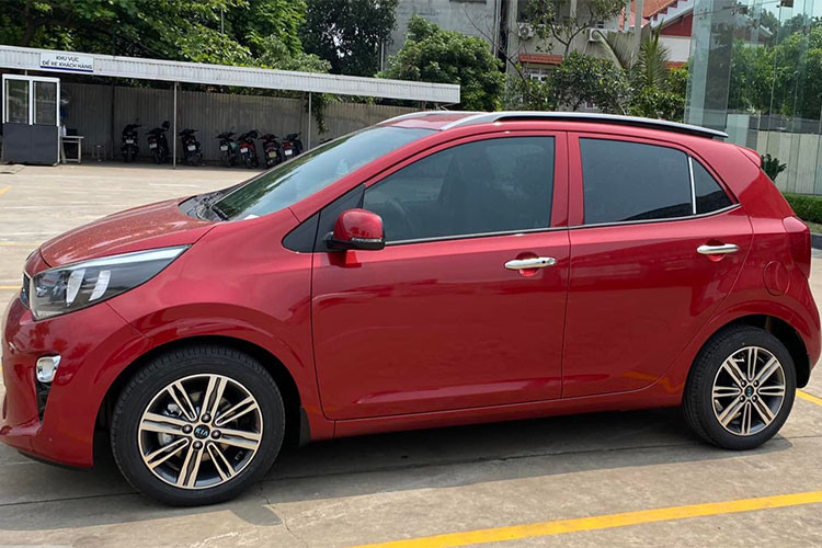 Nếu như trước đây giá xe KIA Morning thế hệ mới chỉ chốt đồng giá 439 triệu đồng cho bản Morning X-Line và GT-Line thì bây giờ, người tiêu dùng đã có thêm 2 lựa chọn giá thấp hơn. Rất có thể sự thay đổi này nhắm đến những người đang muốn mua xe chạy dịch vụ. 