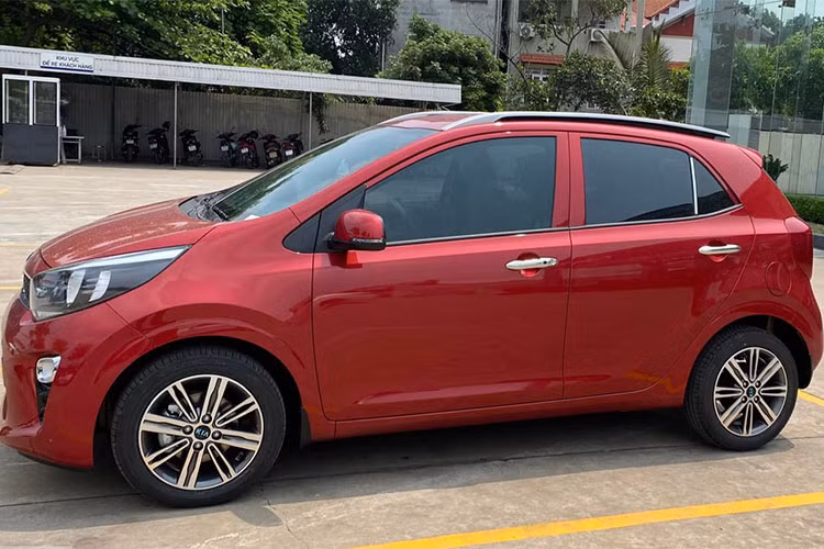 Nếu như trước đây giá xe KIA Morning thế hệ mới chỉ chốt đồng giá 439 triệu đồng cho bản Morning X-Line và GT-Line thì bây giờ, người tiêu dùng đã có thêm 2 lựa chọn giá thấp hơn. Rất có thể sự thay đổi này nhắm đến những người đang muốn mua xe chạy dịch vụ. 