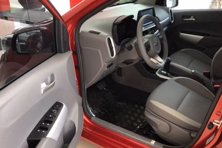 Như vậy là KIA Morning đã "học tập" Fadil và Brio trong việc loại bỏ hộp số sàn. Việc trang bị số sàn giúp giá xe cạnh tranh hơn nên Hyundai Grand i10 và Toyota Wigo vẫn cung cấp cho khách hàng tuỳ chọn số sàn.