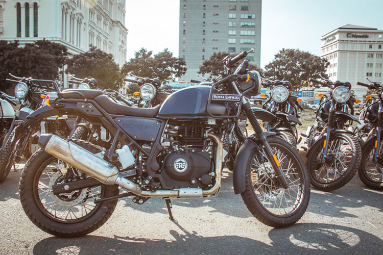 Như vậy, Himalayan đã tới Việt Nam 2 năm sau khi có mặt thị trường Ấn Độ - nơi đầu tiên mở bán và cũng là địa điểm sản xuất chiếc xe. Được đặt tên theo dãy núi cao nhất Thế giới, Himalayan đánh dấu bước chân đầu tiên của Royal Enfield vào phân khúc xe môtô adventure.