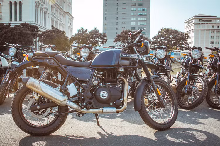 Như vậy, Himalayan đã tới Việt Nam 2 năm sau khi có mặt thị trường Ấn Độ - nơi đầu tiên mở bán và cũng là địa điểm sản xuất chiếc xe. Được đặt tên theo dãy núi cao nhất Thế giới, Himalayan đánh dấu bước chân đầu tiên của Royal Enfield vào phân khúc xe môtô adventure.