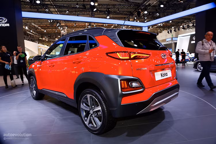 Phiên bản cao cấp nhất Hyundai Kona Premium GT 2018 sẽ sử dụng khối động cơ Turbo dung tích 1.6L GDi, công suất 177 mã lực mô men xoắn 265 Nm, đi kèm hộp số ly hợp kép 7 cấp và hệ dẫn động 4 bánh. Với phiên bản này, Kona 2018 mới có khả năng tăng tốc từ 0-100 km/h chỉ trong 7,9 giây và đạt tốc độ tối đa 204 km/h.