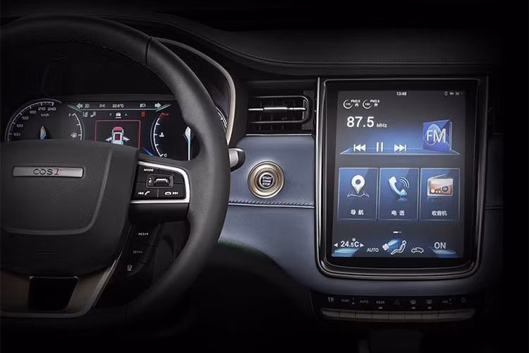 Bên trong của mẫu xe Changan COS1° 2019 có những trang bị nổi bật như vô lăng hình chữ D thể thao và cụm điều khiển trung tâm với màn hình LCD cỡ lớn nằm dọc. Bên dưới màn hình là các nút bấm chỉnh điều hòa và cụm điều khiển trung tâm bọc da một phần.