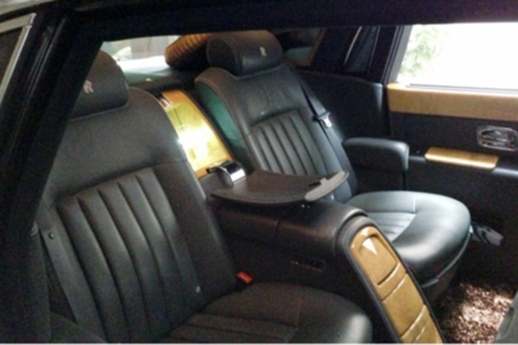 Nguồn cung cấp sức mạnh cho chiếc xe này là động cơ xăng V12, dung tích 6,75 lít, sản sinh công suất tối đa 453 mã lực và mô-men xoắn cực đại 720 Nm. Sức mạnh động cơ được truyền tới bánh thông qua hộp số tự động 8 cấp. Xe thuộc phiên bản trục cơ sở dài LWB nên sở hữu chiều dài 6.100 mm và rộng 1.990 mm.