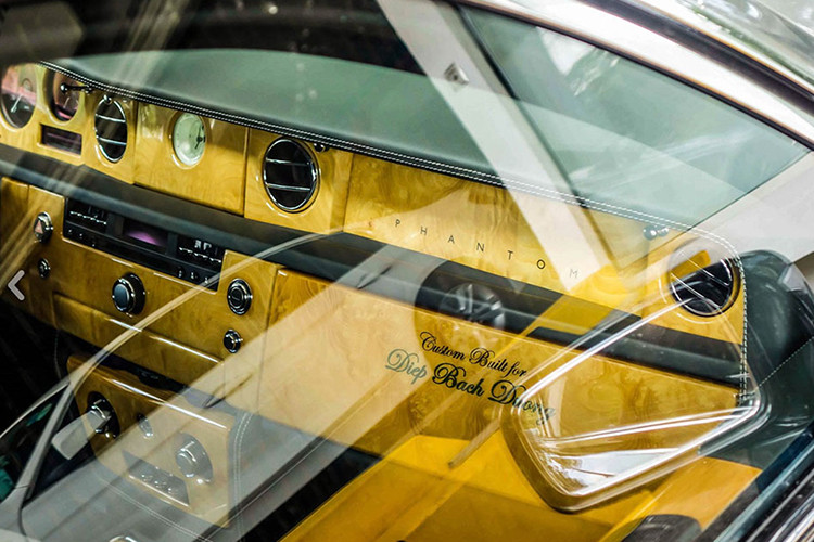 Bên trong chiếc xe siêu sang Rolls-Royce Phantom này là nội thất màu xanh tương tự ngoại thất. Nội thất là sự kết hợp giữa chất liệu da sang trọng và gỗ óc chó. Riêng bộ ghế bọc da được chế tác từ da của 400 con bò. Tên của bà Diệp còn được in trên mặt táp-lô của xe.