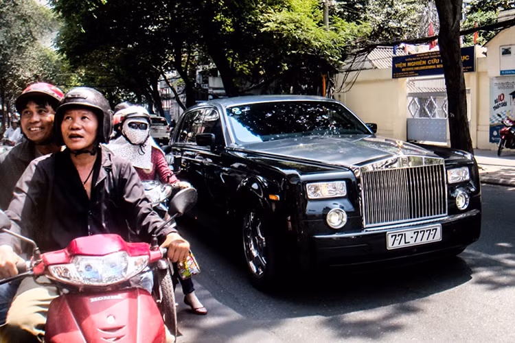 Nhắc đến bà Dương Thị Bạch Diệp (71 tuổi, quê ở Bình Định), có lẽ nhiều người sẽ nghĩ ngay tới chiếc xe siêu sang Rolls-Royce Phantom chính hãng đầu tiên về Việt Nam. Chiếc Rolls-Royce Phantom này được chuyển từ Anh về Việt Nam bằng đường hàng không vào ngày 29/1/2008.