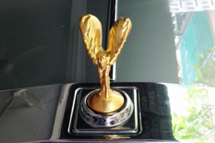 Theo tìm hiểu, chi phí vận chuyển chẳng là gì so với việc bà Diệp đã bỏ ra số tiền 1,3 triệu USD (khoảng 23 tỷ đồng vào thời điểm năm 2008) sau thuế để tậu chiếc Rolls-Royce Phantom chính hãng. Đích thân nữ đại gia bất động sản đã ra sân bay để nhận chiếc xe siêu sang của mình.